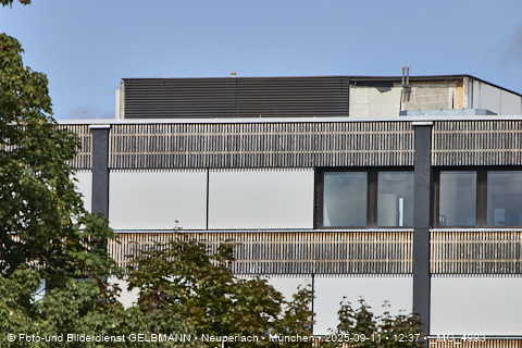 Achitektur_im_Plettzentrum_die Holzverkleidung_an_der_Fassade__MG_4993.jpg